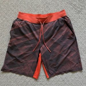Lululemon mens License to Train athletic shorts - size L